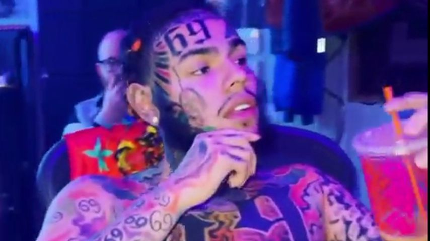 Rapper 6ix9ine mit Zottelbart und megabunten Tattoos zurück