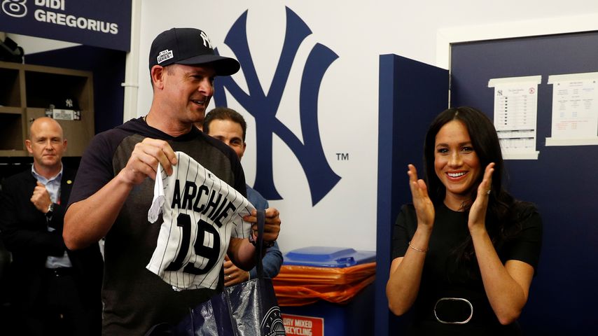 Aaron Boone überreicht Herzogin Meghan ein Mini-Trikot für Baby Archie