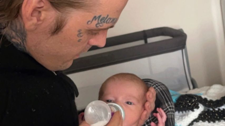 Aaron Carter gibt seinem Sohn die Flasche