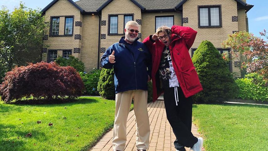 Aaron Carter (r.) vor seinem neuen Haus im Oktober 2019