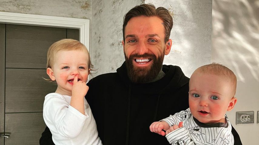 Aaron Chalmers mit seinen Kindern Romeo und Maddox