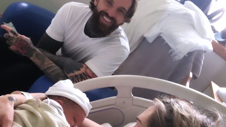Aaron Chalmers und Talia Oatway mit ihrem Sohn
