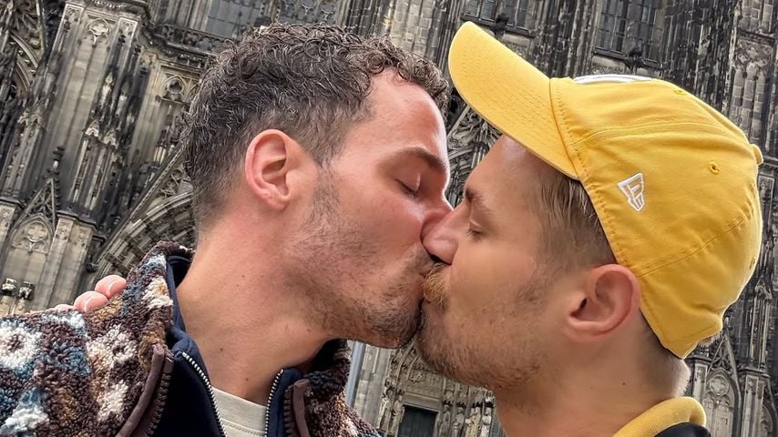 Aaron und Menno zeigen ihre Liebe in Köln