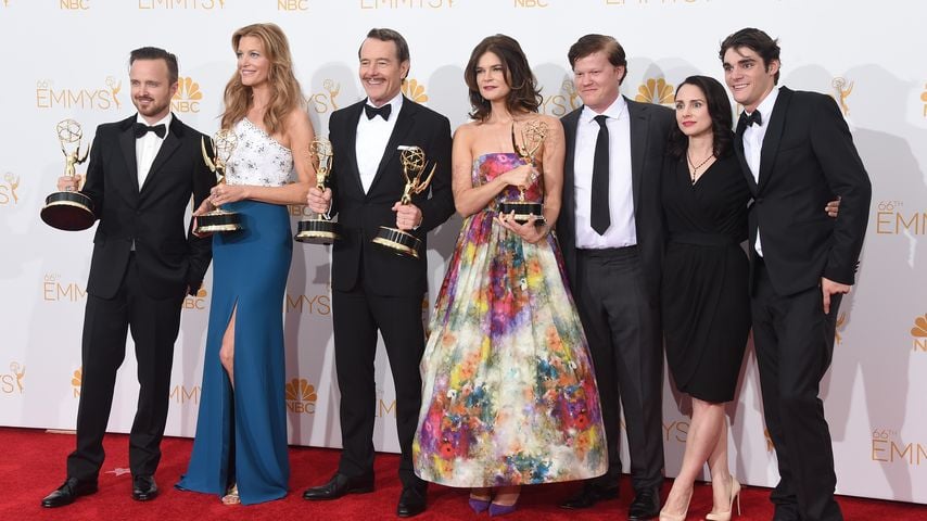 Aaron Paul, Anna Gunn, Bryan Cranston, Betsy Brandt, Jesse Plemons, Laura Fraser und RJ Mitte bei der Emmy-Verleihung 2014