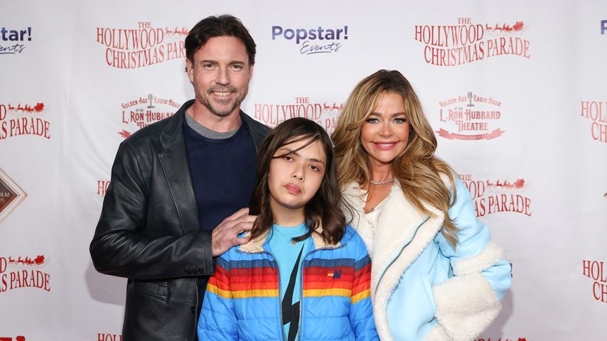 Aaron Phypers, Eloise und Denise Richards bei der Hollywood Christmas Parade im November 2023