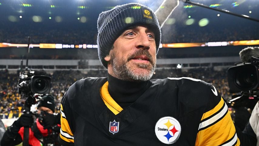 Aaron Rodgers feiert mit den Pittsburgh Steelers den Sieg gegen die Baltimore Ravens im Acrisure Stadium, 04. Januar 2026