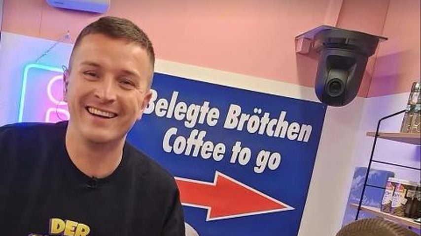 Aaron Troschke mit Kunstfigur Dieter Grabowski im Promi-BB-Kiosk