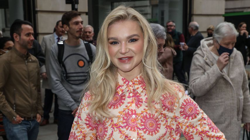 Nach Verbrennungen: Abbie Quinnen strahlt auf dem Red Carpet