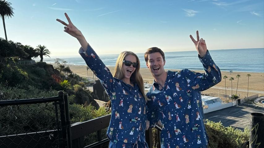 Abby Champion und Patrick Schwarzenegger am Strand