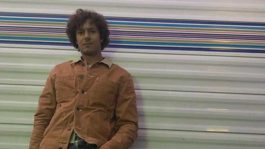 Adam Brody am Set von "Single Parents"