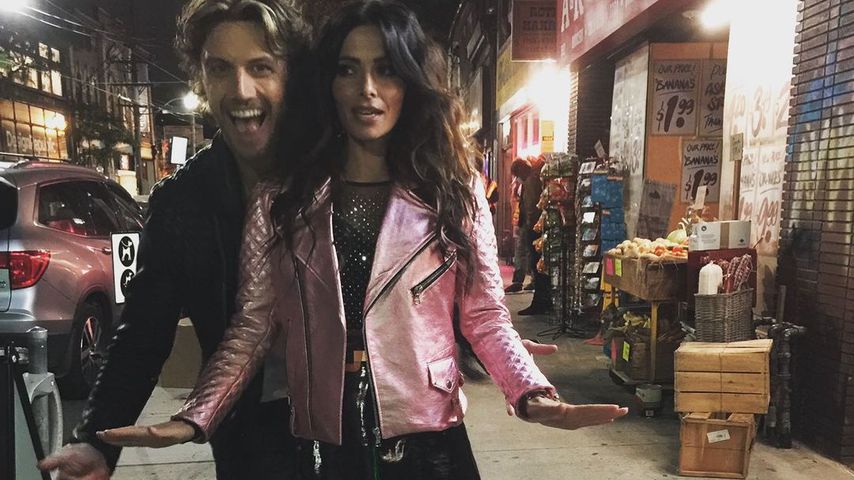 Adam Demos und Sarah Shahi am Set von "Sex/Life"