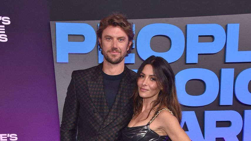 Adam Demos und Sarah Shahi im Dezember 2021 in Santa Monica