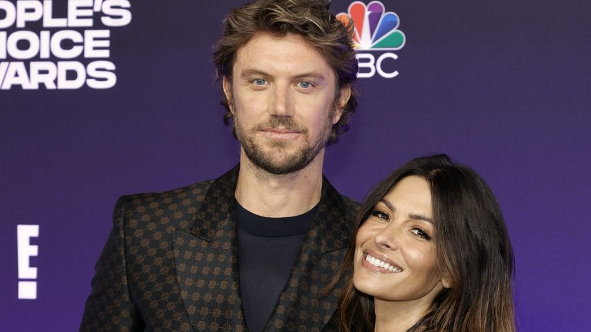 Adam Demos und Sarah Shahi bei den People's Choice Awards 2021