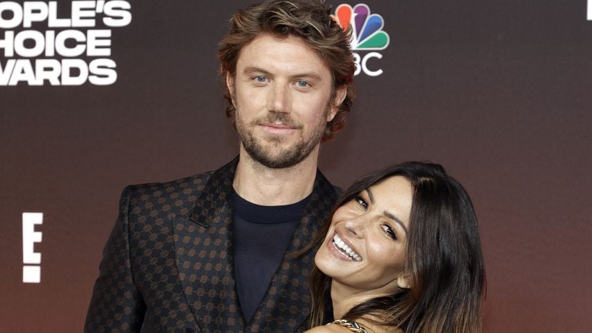 Adam Demos und Sarah Shahi im Dezember 2021 in Santa Monica