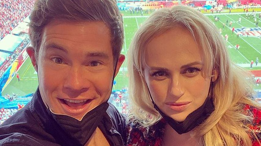 Adam DeVine und Rebel Wilson beim Super Bowl