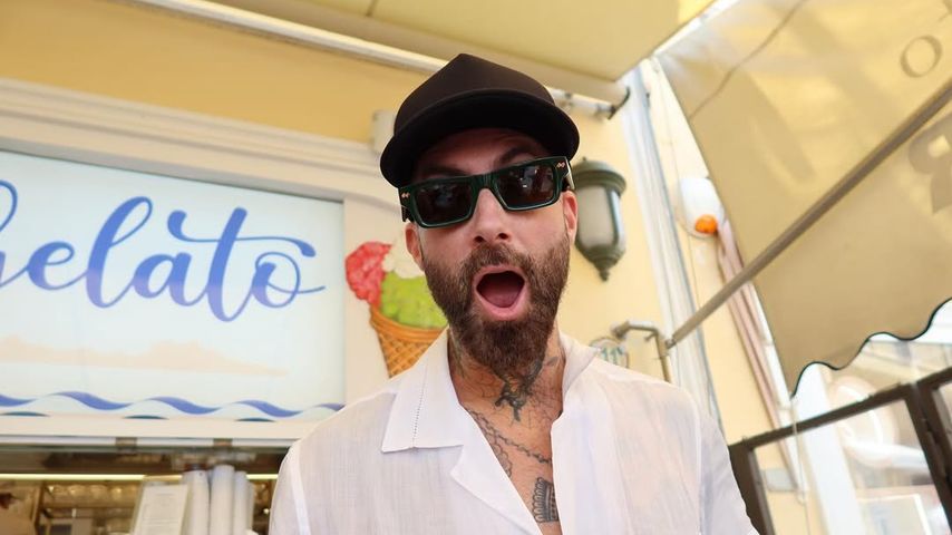 Adam Levine steht erstaunt vor einem Gelato-Shop