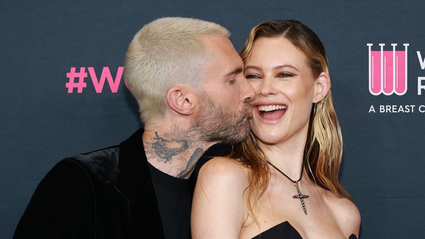 Behati Prinsloo und Adam Levine ganz verliebt auf Red Carpet