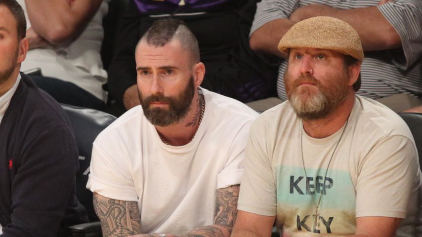Adam Levine mit einem Kumpel bei einem Basketballspiel