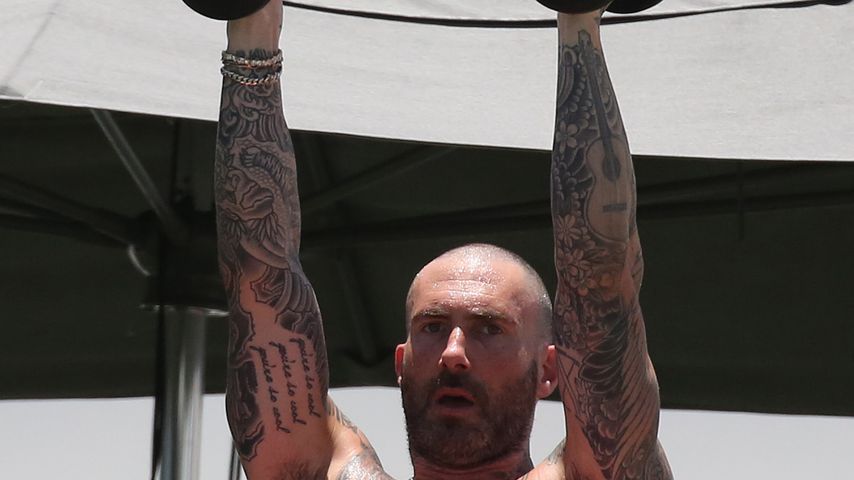 Hier zeigt Adam Levine seinen Hammer-Body beim Work-out!