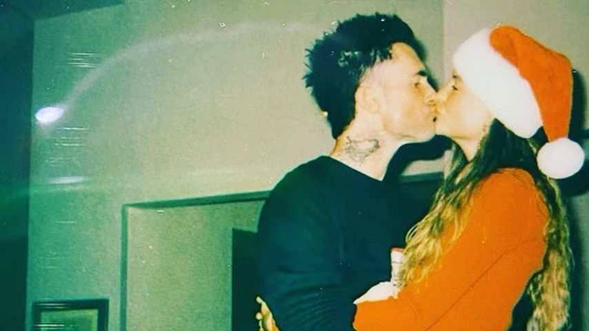 Seltenes Foto: Hier küsst Adam Levine seine Ehefrau Behati
