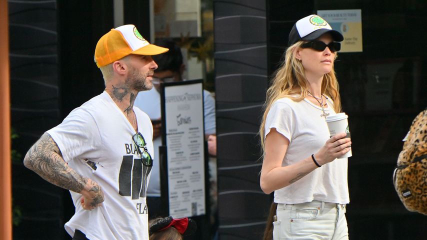 Adam Levine und Behati Prinsloo im Disneyland, 2023