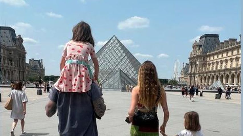 Adam Levine und Behati Prinsloo mit ihren Kindern in Paris