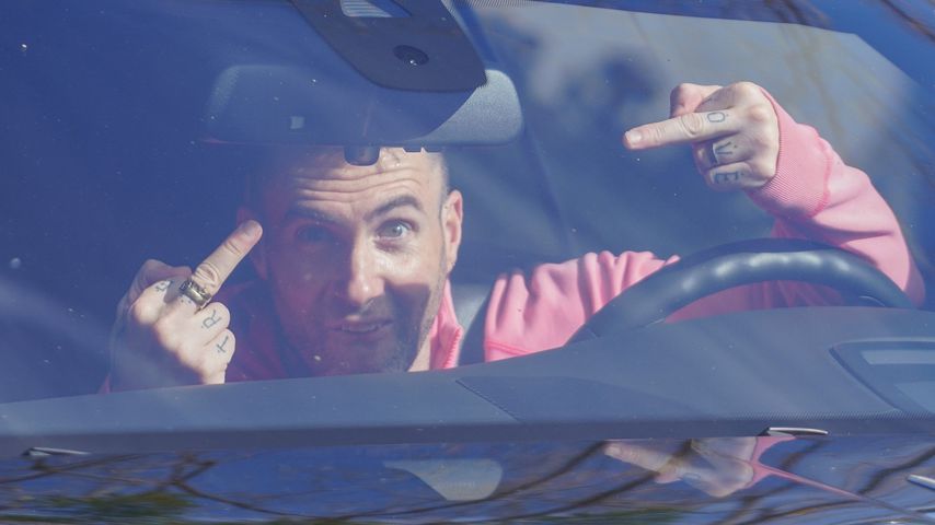Irrer Blick: Maroon-5-Hottie Adam Levine zeigt Mittelfinger