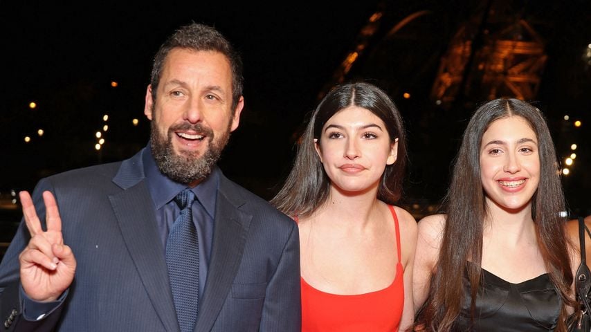Das ist Adam Sandler vor seinen zwei Töchtern unangenehm
