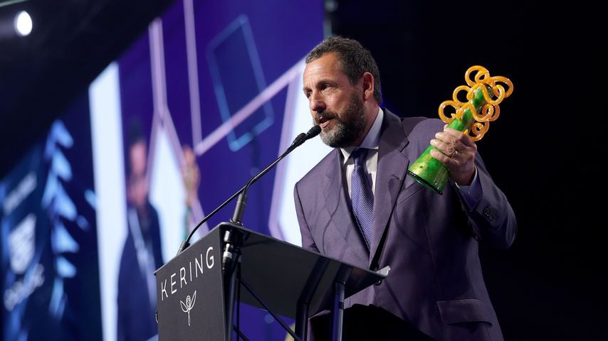 Adam Sandler nimmt bei dem Palm Springs International Film Festival den Chairman’s Award entgegen