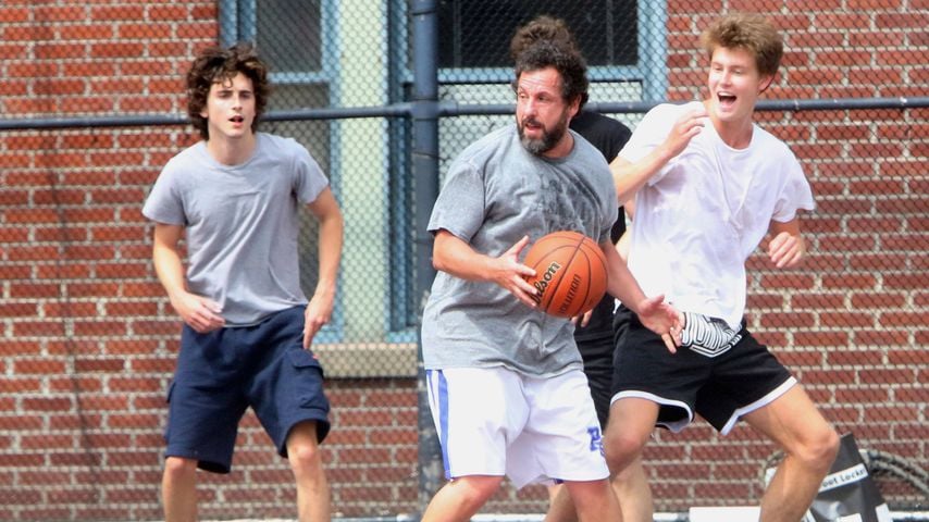 Adam Sandler und Timothée Chalamet auf einem Basketballplatz, 2023