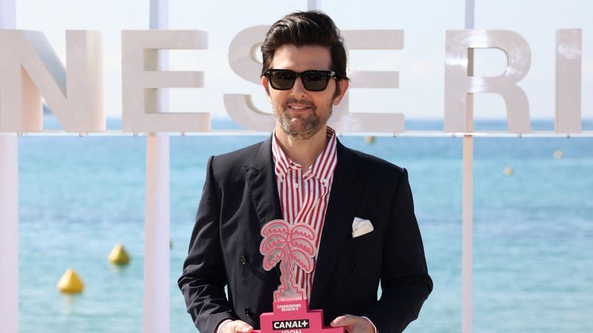 Adam Scott mit dem Canal+ Icon Award in Cannes im April 2026
