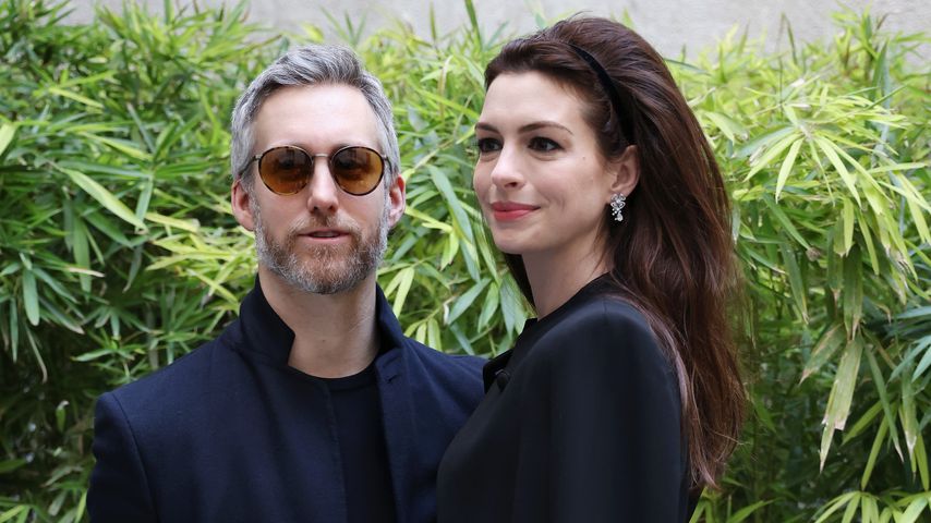 Adam Shulman und Anne Hathaway im Februar 2022 in Mailand