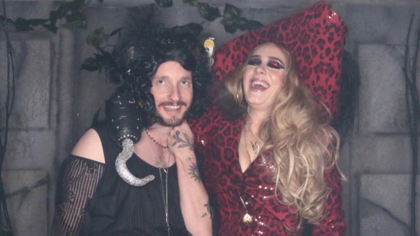 Adele (r.) an Halloween 2019