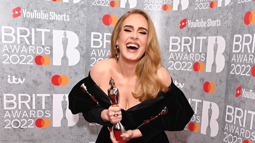 Adele mit ihrem "Brit Award"