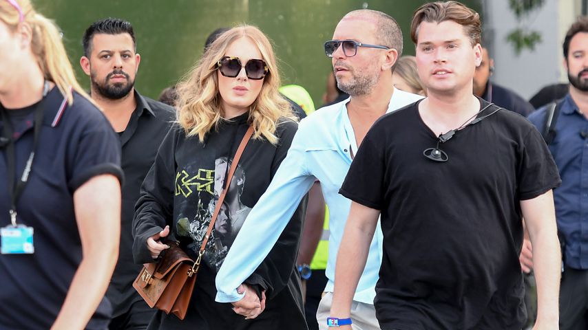 Schrei-Anfall! Adele auf der Bühne von Tier attackiert