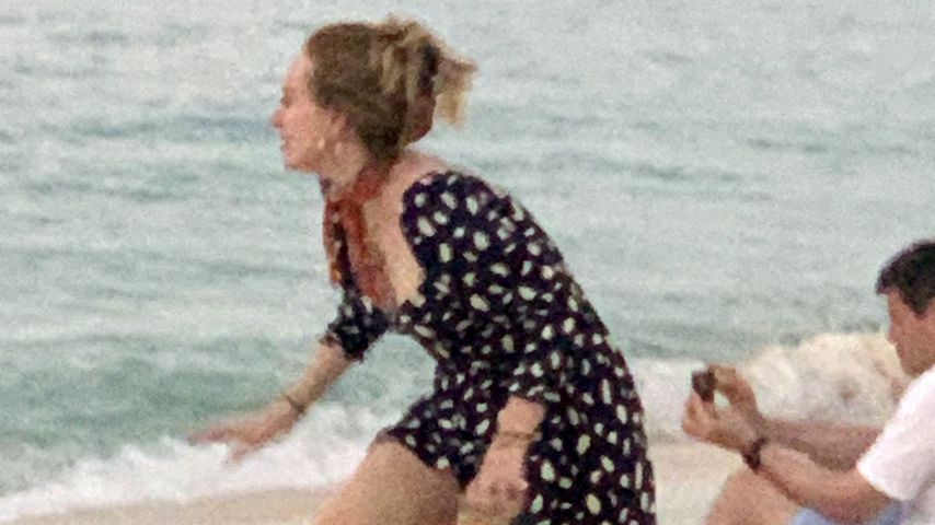 Adele am Strand in Anguilla