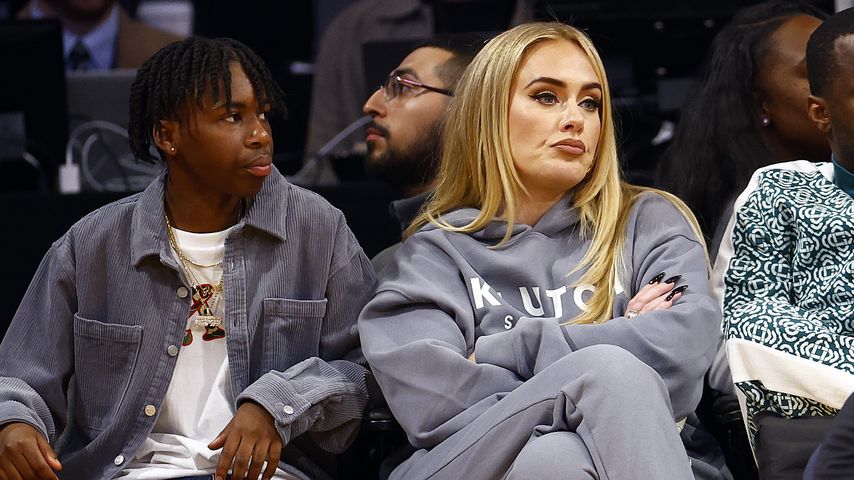 Adele in der ersten Reihe bei einem Basketballspiel