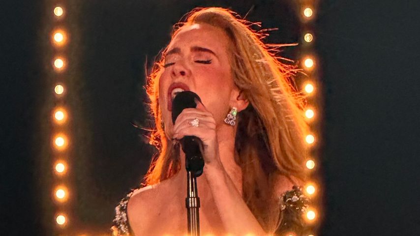 Adele mit Verlobungsring auf dem Konzert in München