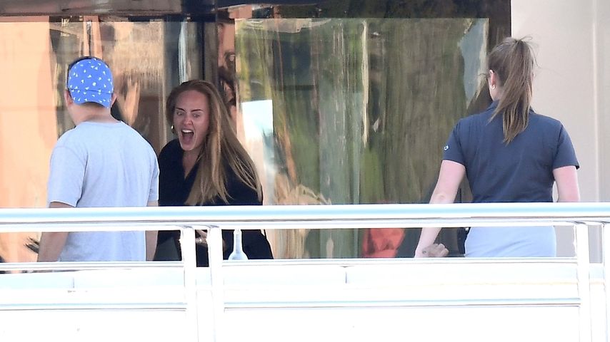 Witzige Fotos: Adele zieht im Italien-Urlaub wilde Grimassen