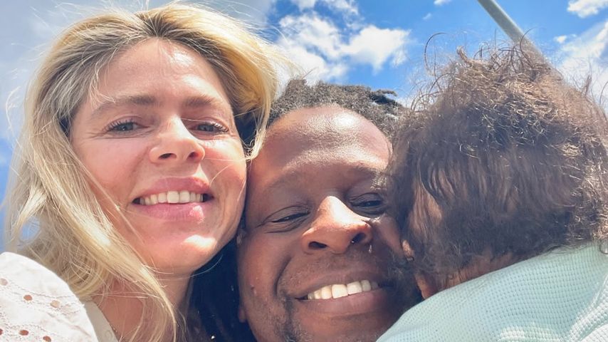 Adelina Adebisi und Mola Adebisi mit ihrem Söhnchen im April 2025