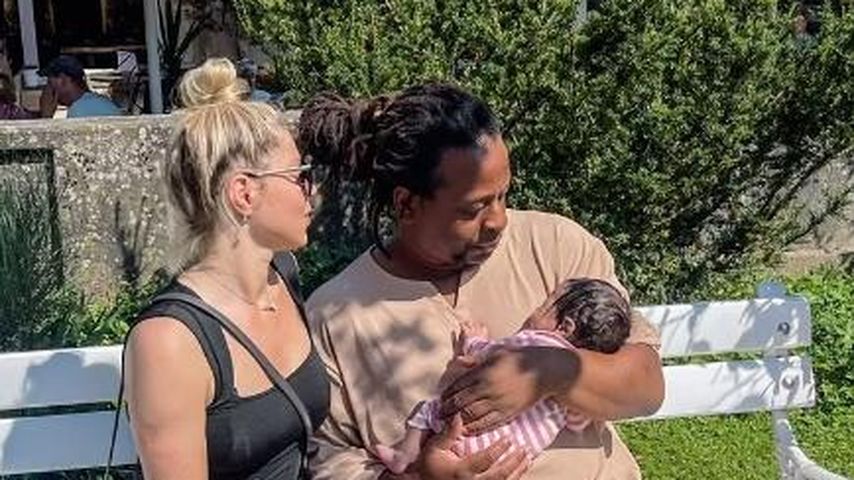 Adelina Zilai und Mola Adebisi mit ihrem Sohn
