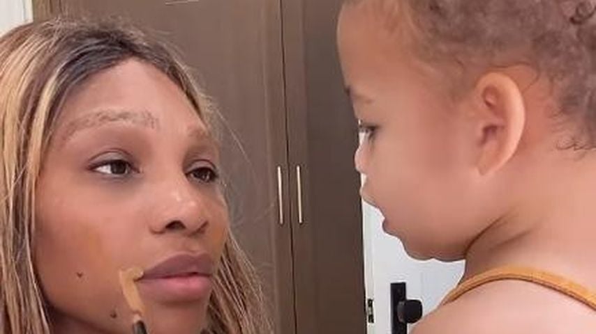 Süßer Clip: Serena Williams wird von Töchtern geschminkt