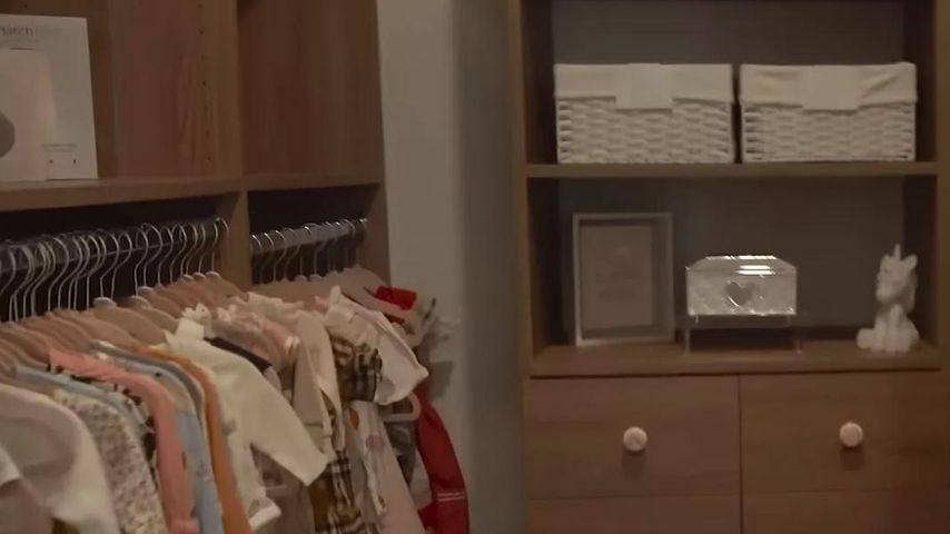 Adiras Kleiderschrank