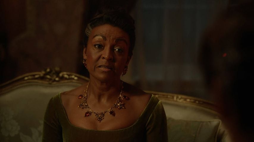 Adjoa Andoh als Lady Agatha Danbury in einer Szene aus "Bridgerton" Staffel 3, Episode 8 (2024)