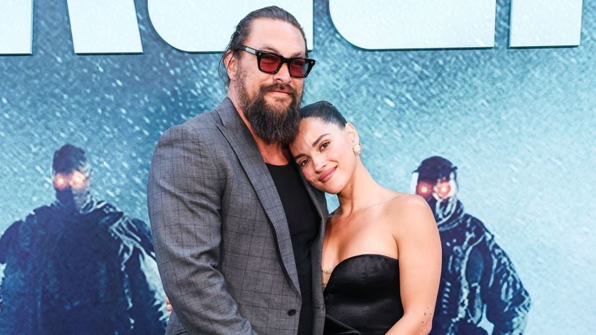 Jason Momoa verliebt mit Adria Arjona auf dem roten Teppich