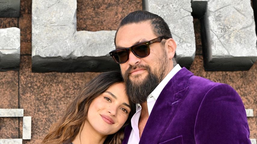 Im Partnerlook: Jason Momoa und Adria turteln auf Red Carpet