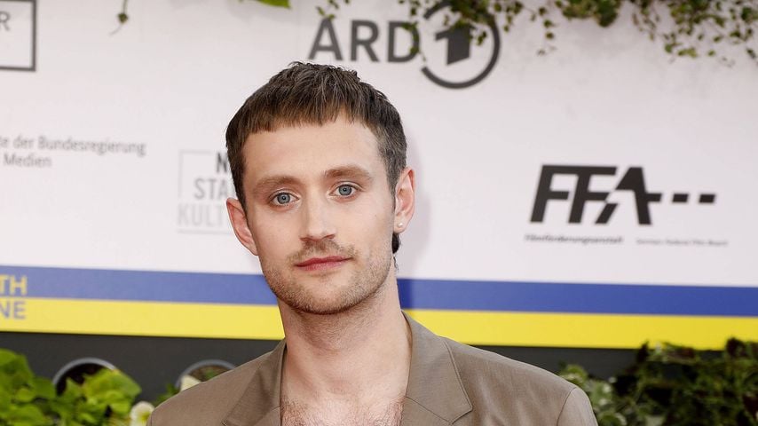 Adrian Julius Tillmann bei der Ankunft zum Deutschen Filmpreis 2022 in Berlin