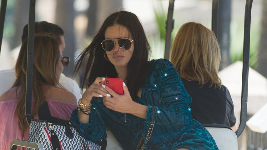 Adriana Lima in einem Golfwagen