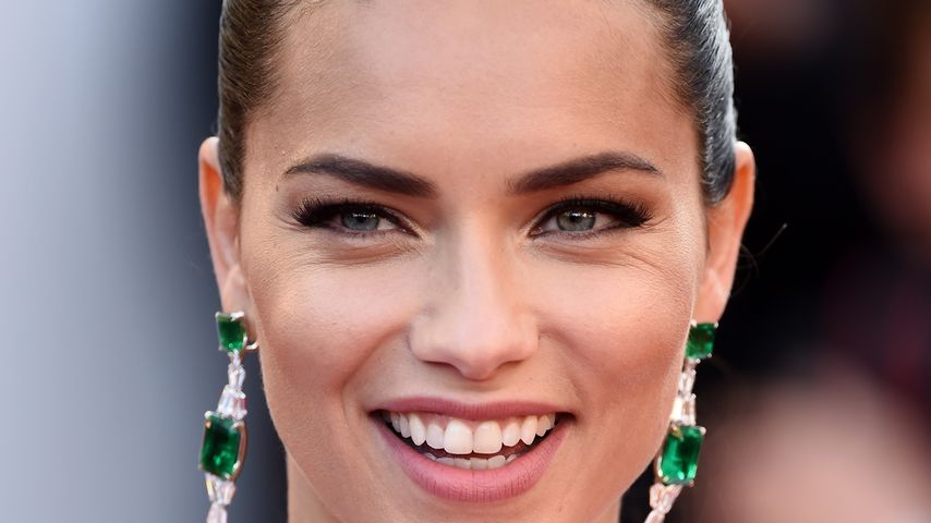 Linker Haken: Adriana Lima bringt Kids in Rio das Boxen bei