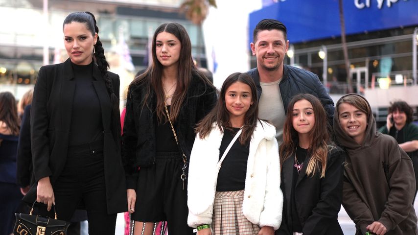 Adriana Lima mit ihrem Partner Andre Lemmers, ihren Töchtern Valentina und Sienna und weiteren Famil